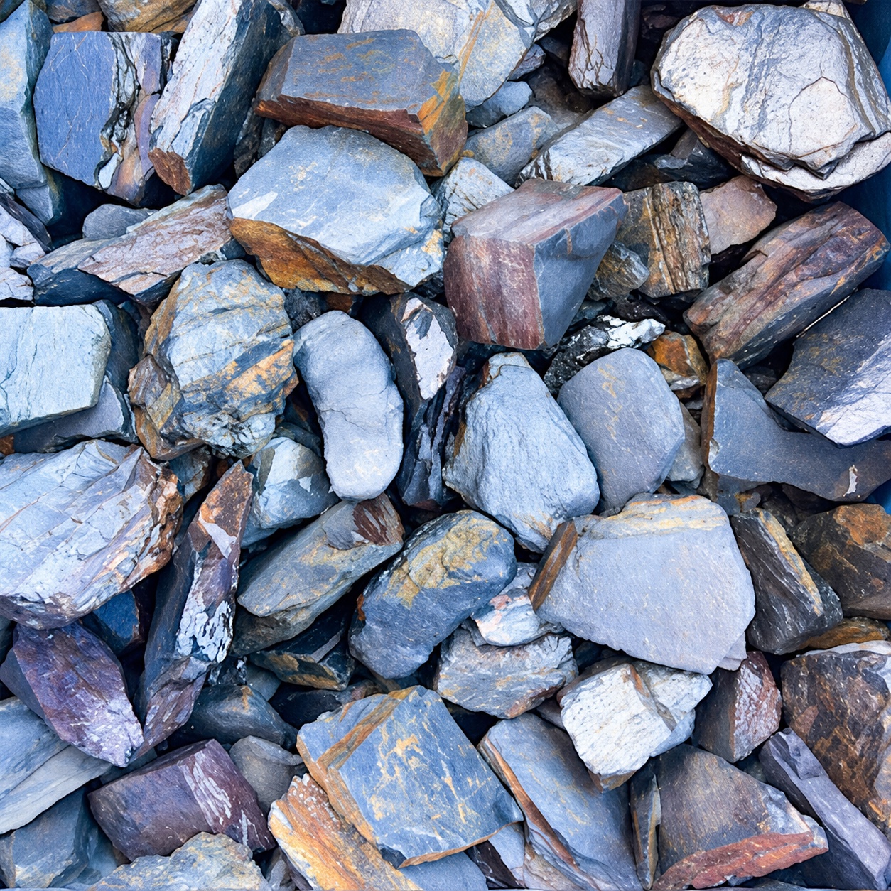 Slate Rock 50mm - crushed slate pieces in blue-grey and rust tones